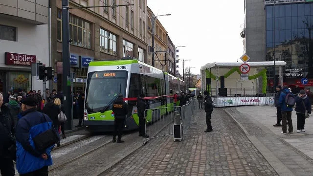 Pierwszy tramwaj wjechał na tory z pompą. Potem fanfary zastąpił dźwięk pękających szyn. Fot. [url=https://web.facebook.com/olsztynskietramwaje/?fref=ts]Facebook / olsztynskietramwaje[/url]