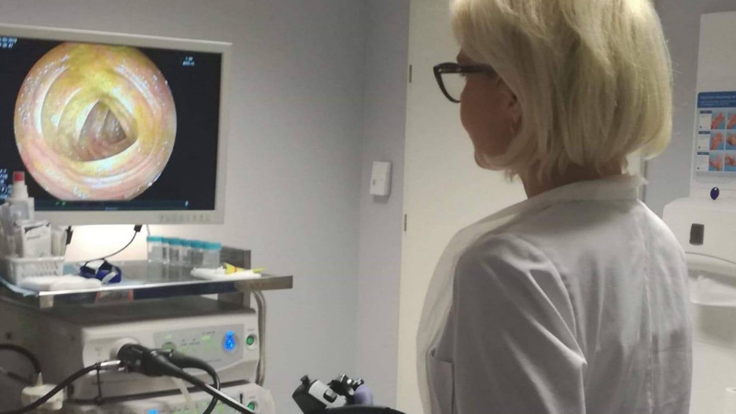 Kolonoskopia ratuje życie. Nie trzeba się bać tego badania. Na zdjęciu dr Karolina Radwan wykonująca kolonoskopię.