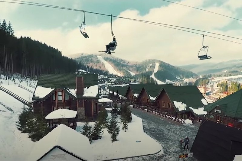 Bukovel to największy ośrodek narciarski na Ukrainie. Ok. 250 km od granicy z Polską.