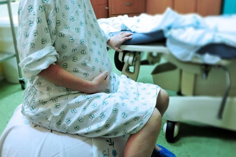 Dla kobiet pobyt w szpitalu ginekologiczno-położniczym to sytuacja szczególnie intymna. Nie każda ma wtedy ochotę na wizyty osób postronnych.