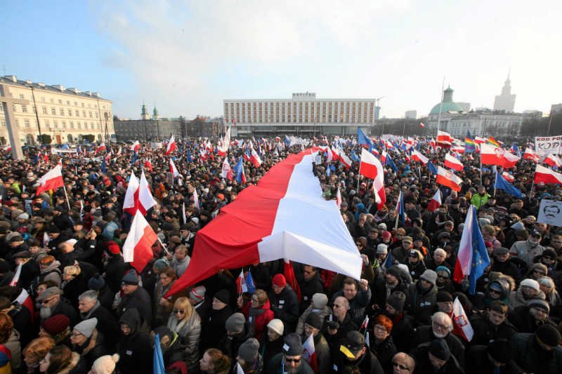 W Warszawie i innych miastach odbyły się marsze i Wiece KOD w obronie Lecha Wałęsy.