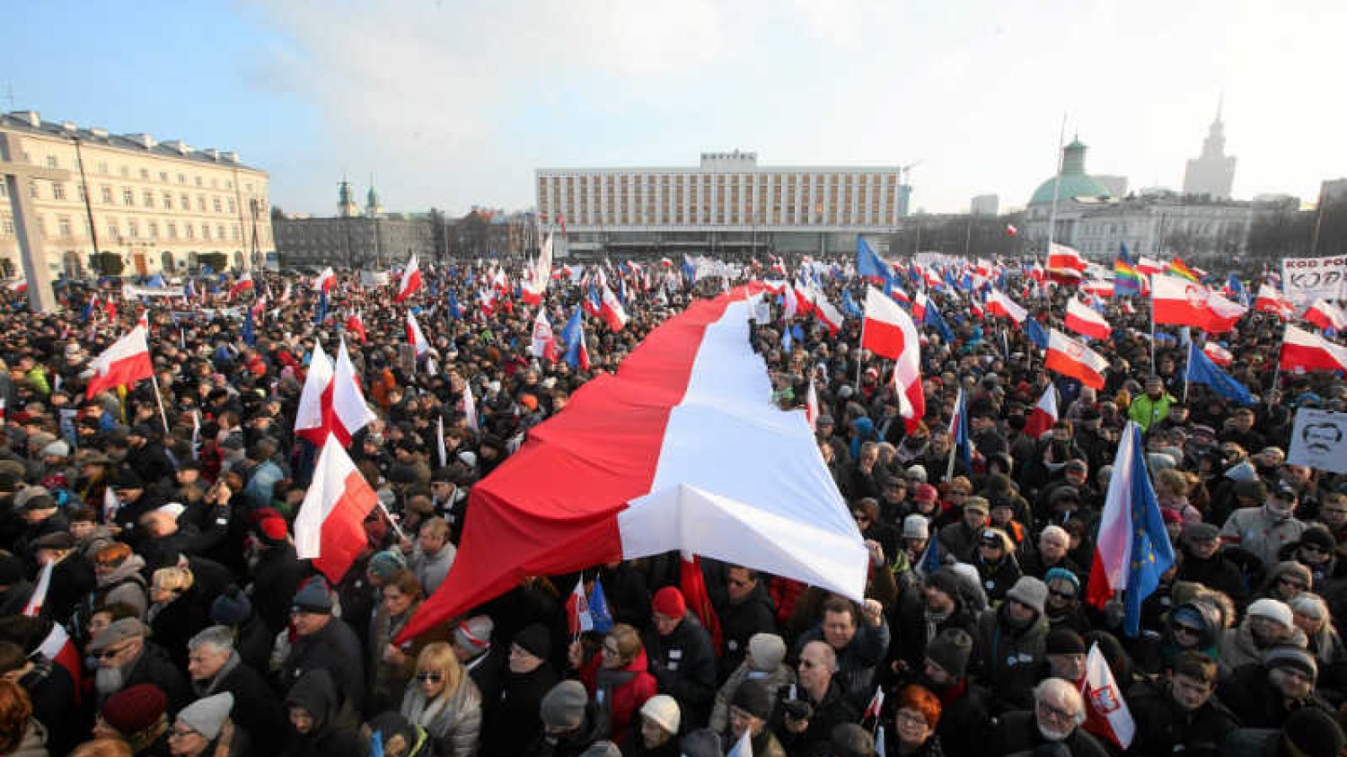 W Warszawie i innych miastach odbyły się marsze i Wiece KOD w obronie Lecha Wałęsy.