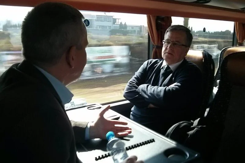 Komorowski i jego żywioł. Podczas spotkań wyborczych w małych miasteczkach prezydent czuje się jak ryba w wodzie