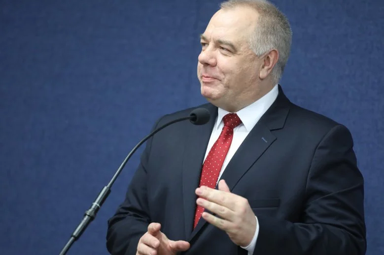 Jacek Sasin chciał obronić premiera, a zdeklasował prezydenta...