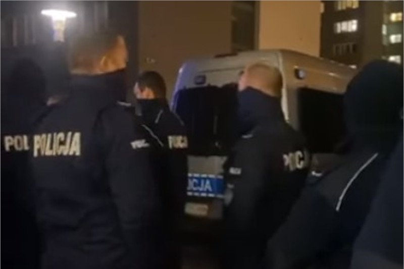 Policjanci przyjechali do stolicy na zabezpieczenie protestu kobiet.