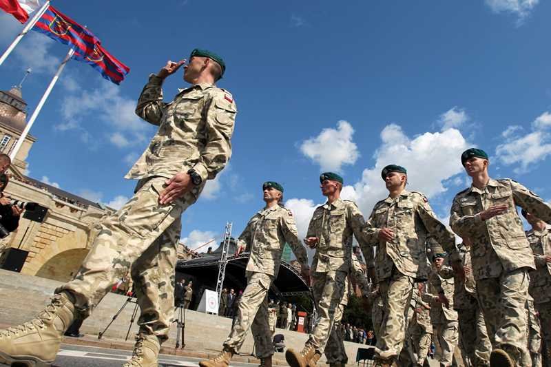 Studenci poświęcają wakacje, by szkolić się w wojsku. Na zdjęciu Święto 12 Szczecinskiej Dywizji Zmechanizowanej.