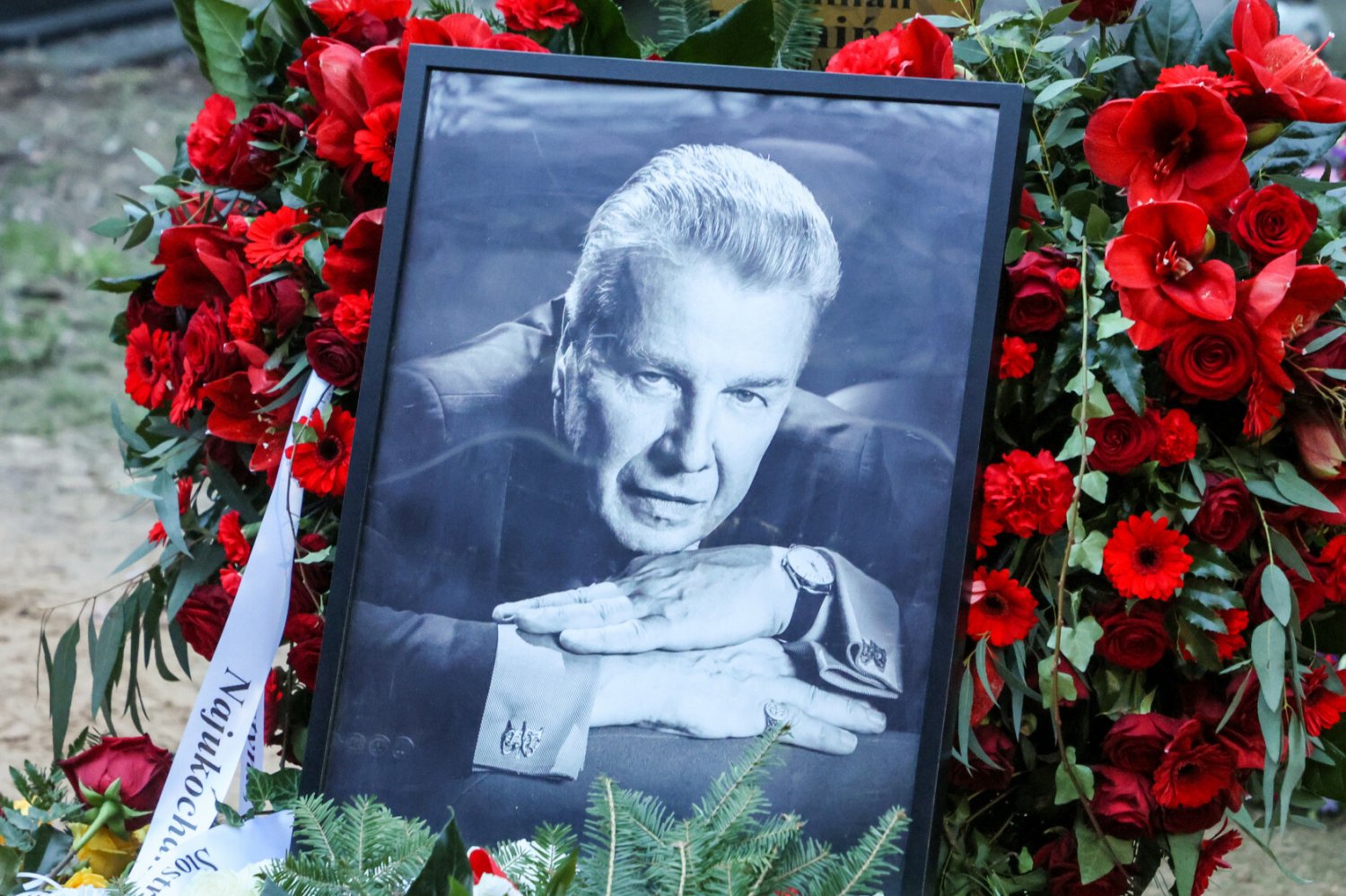 Na grobie Emiliana Kamińskiego powstaje pomnik nawiązujący do Teatru Kamienica. Na grobie Emiliana Kamińskiego powstaje pomnik nawiązujący do Teatru Kamienica.