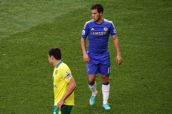 Eden Hazard - piłkarz, który wczoraj skopał chłopca do podawania piłek i dostał czerwoną kartkę.