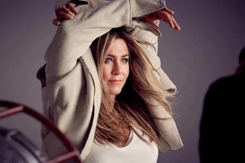 Jak mało która gwiazda Jennifer Aniston dość rzadko zmienia uczesanie i nigdy nie eksperymentuje o 180 stopni w kwestii koloru czy cięcia