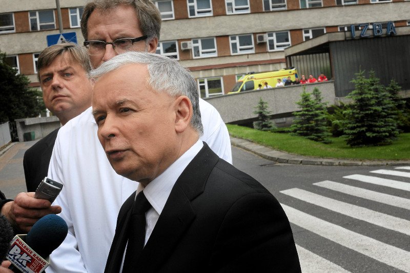 W 2010 r. prezes PiS obiecywał nakłady na służbę zdrowia w wysokości minimum 6 proc. PKB. Na zdjęciu – konferencja Jarosława Kaczyńskiego przed szpitalem w Bydgoszczy.