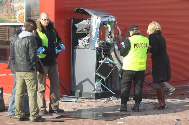 Wysadzanie w powietrze i okradanie bankomatów to nowa specjalizacja przestępców.