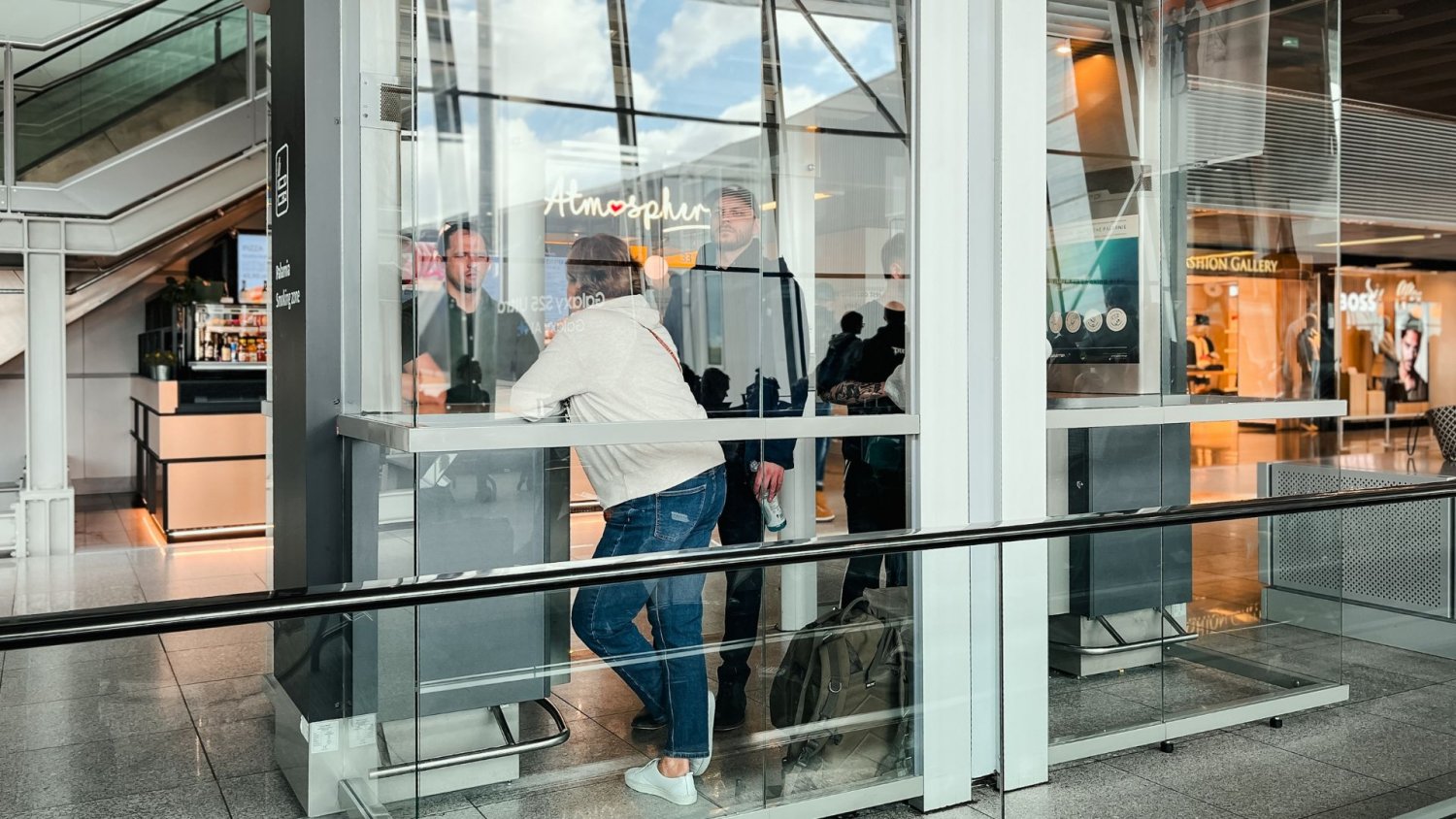 "Szklana pułapka" na Lotnisku Chopina. Pasażerowie uwięzieni w palarni