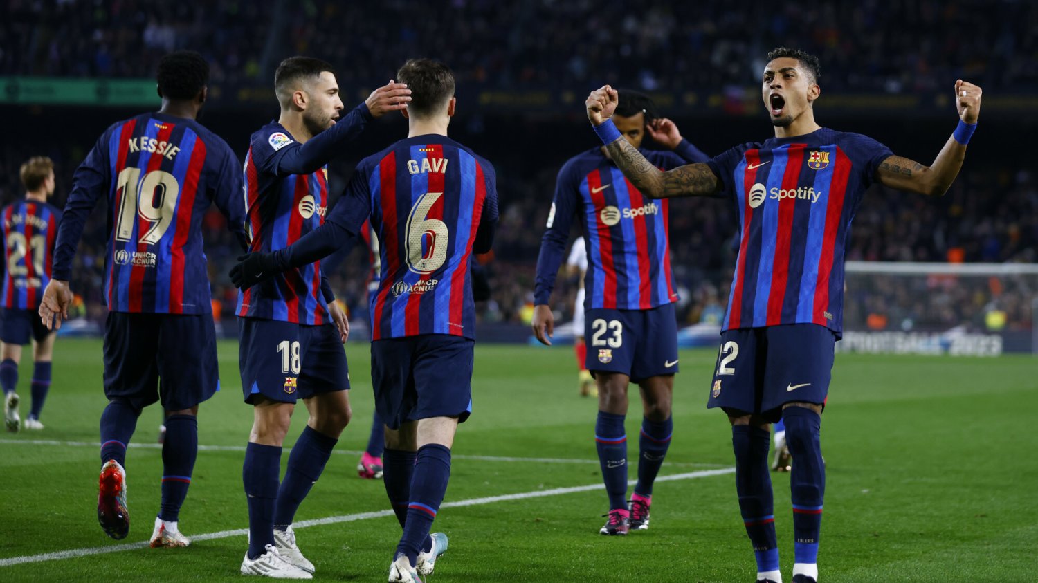 Barcelona rozbiła rywala w hicie, mistrzostwo już czeka. "Lewy" i spółka zachwycają