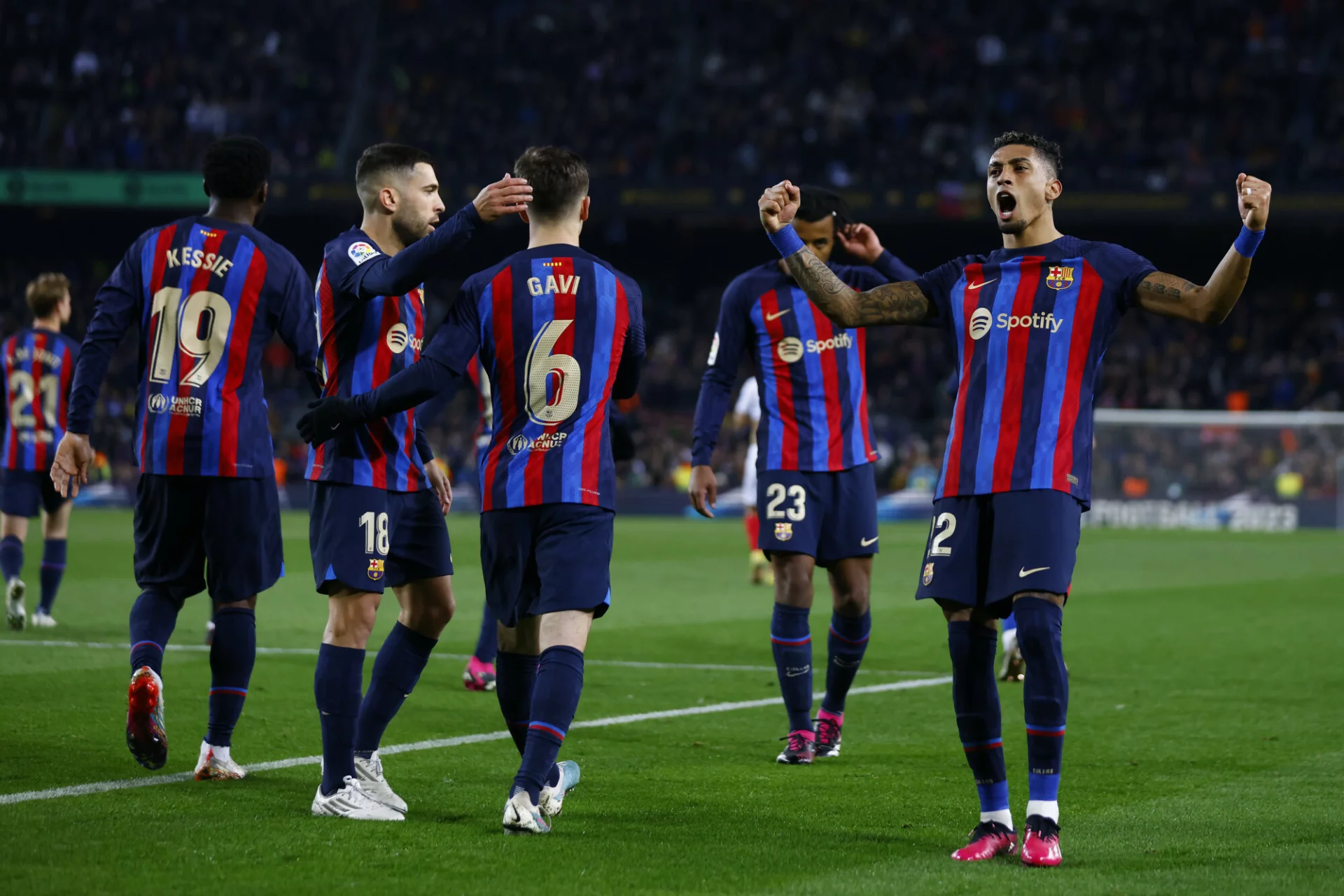 Barcelona rozbiła rywala w hicie, mistrzostwo już czeka. "Lewy" i spółka zachwycają