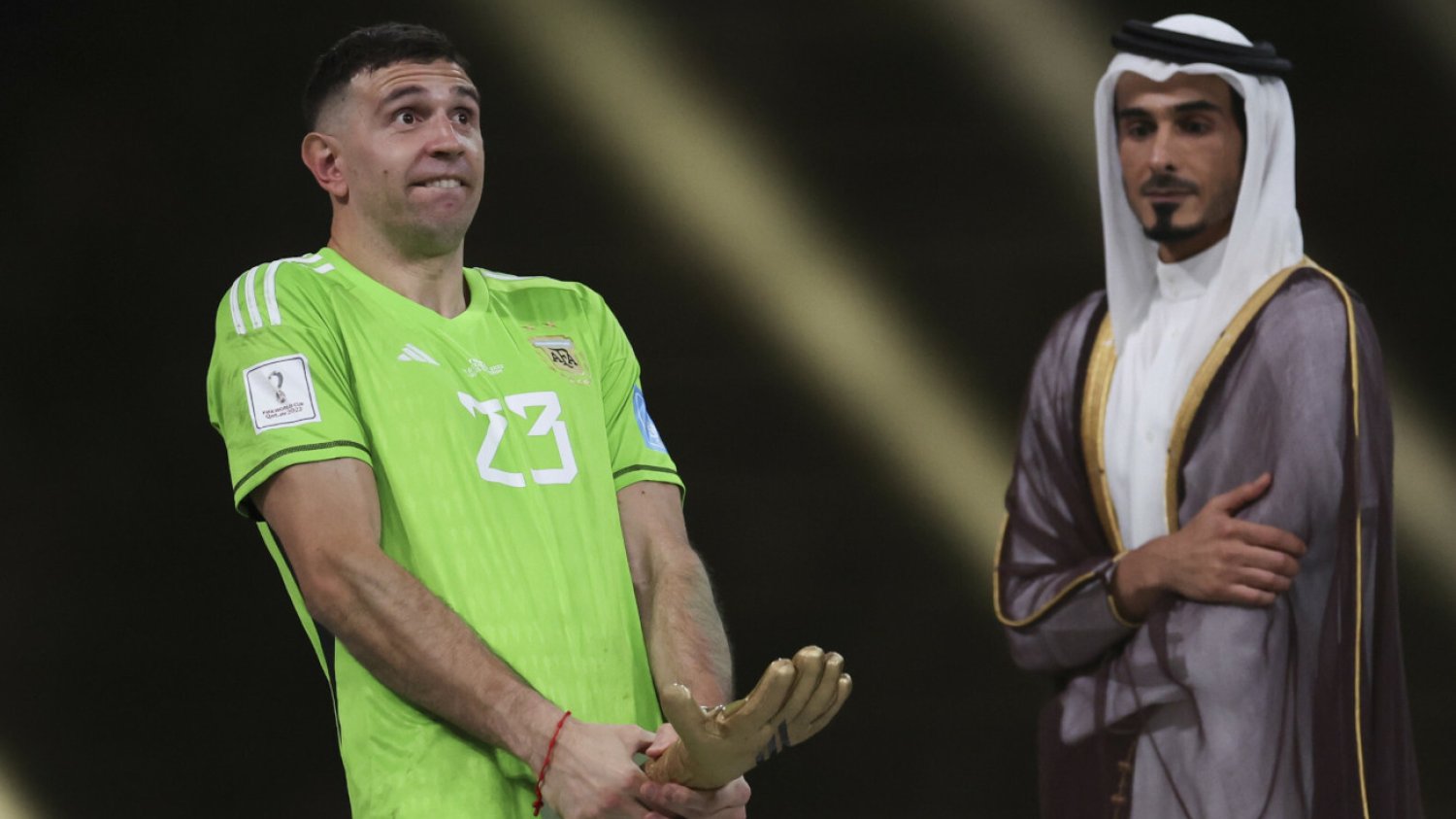 Emiliano Martinez na MŚ 2022 został uznany najlepszym bramkarzem turnieju. A jego gest z trofeum obiegł świat...