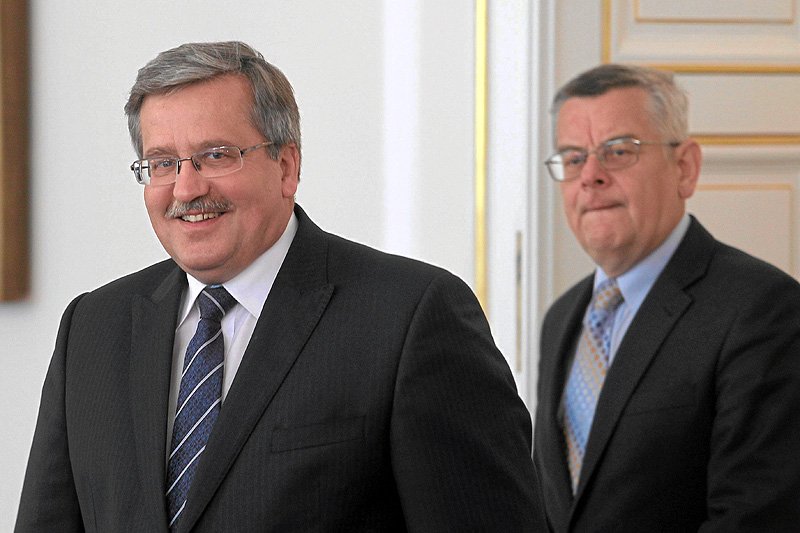 Prezydent Bronisław Komorowski i Tomasz Nałęcz (w tle).