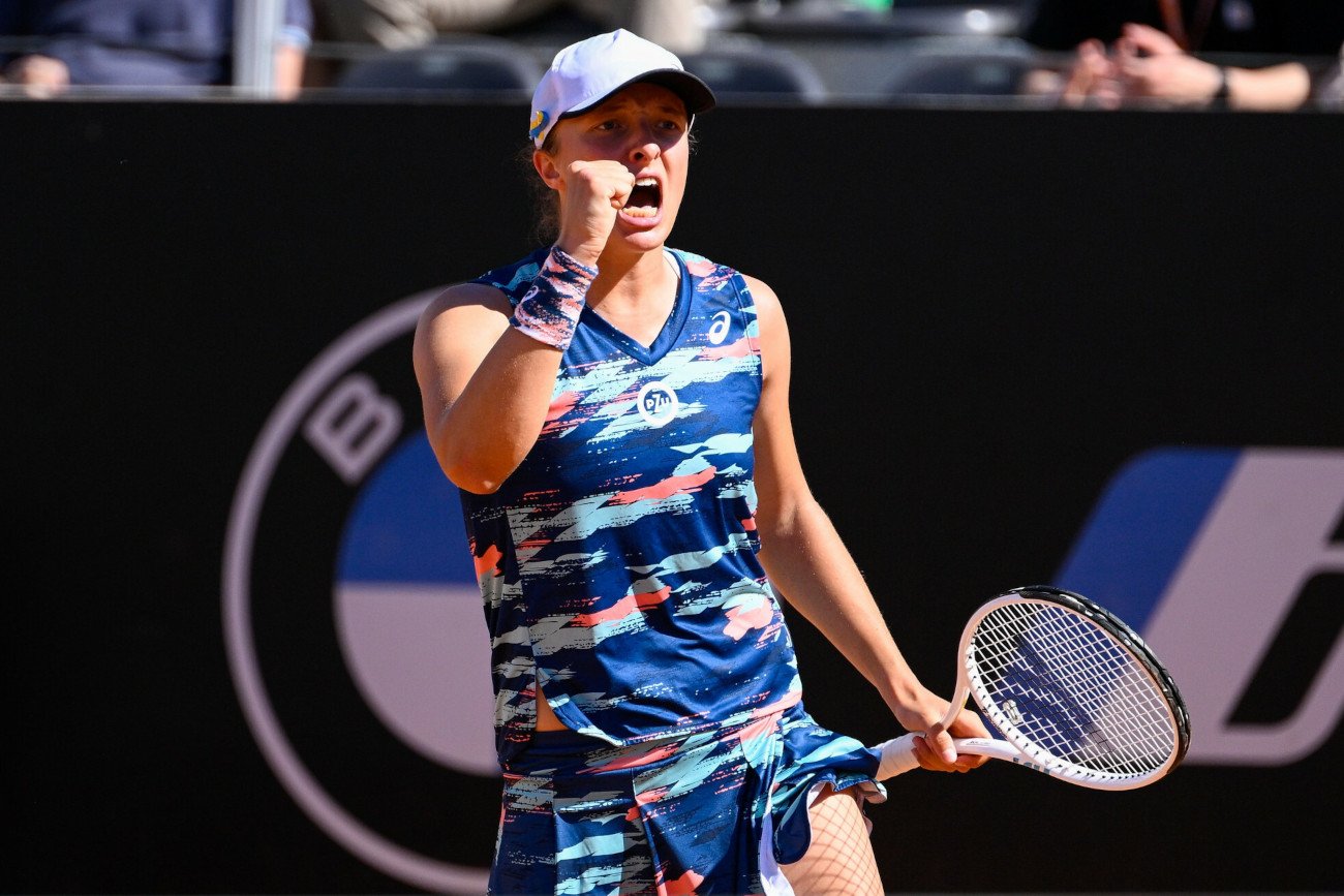 Iga Świątek w bardzo trudnych warunkach ograła Arynę Sabalenkę w dwóch setach, wchodząc do finału.