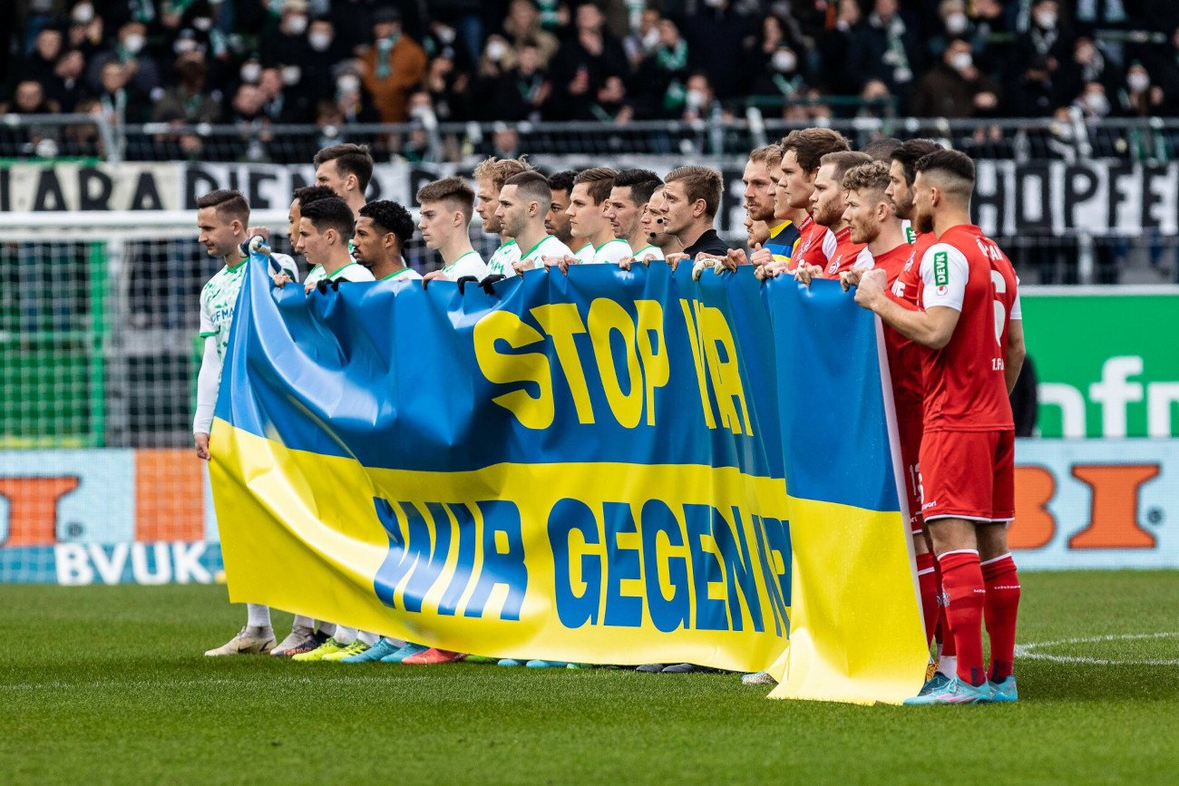 Na boiskach niemieckiej Bundesligi przez ostatnie tygodnie pojawiło się wiele gestów solidarności z Ukrainą.