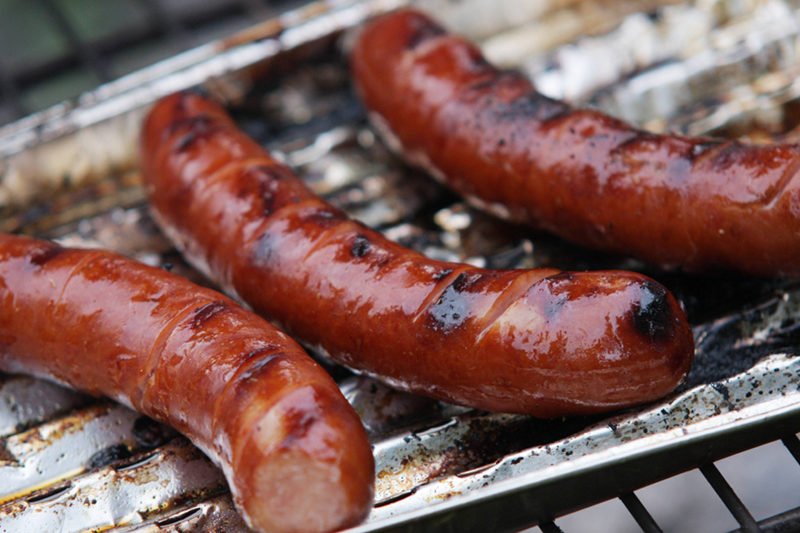 80 procent Polaków zje w majówkę kiełbasę z grilla. Zobacz 5 rad, jak przygotować "niebo w gębie"