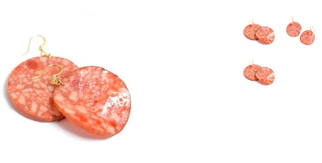Salami jako kolczyki.