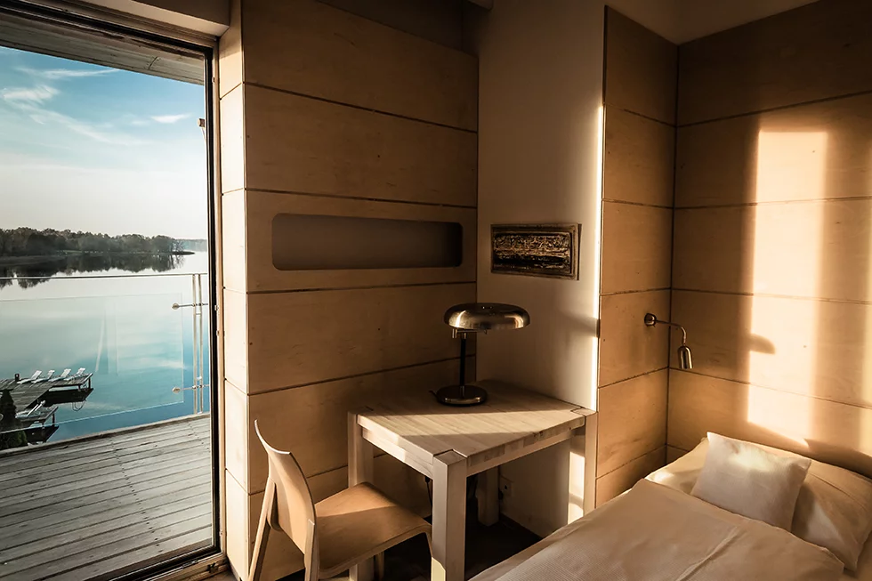 Przestronne pokoje są urządzone z dbałością o każdy szczegół w spójnej dla całego hotelu stylistyce i filozofii projektowej. Do tego w pełnej harmonii z naturą. "Słońce tu wpada" – to nie slogan z ulotki.
