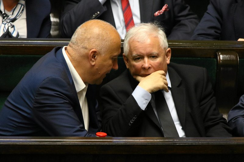 Joachim Brudziński i Jarosław Kaczyński podczas wieczornego bloku glosowań