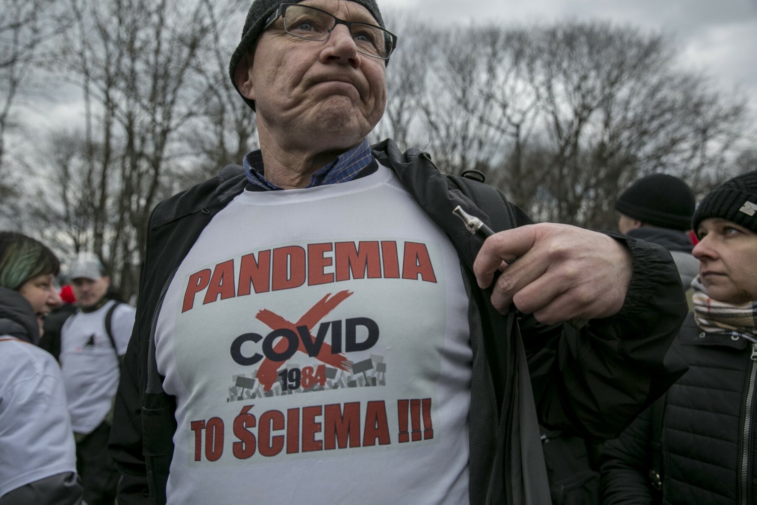 Marsz antyszczepionkowców i koronasceptyków. Nadal wielu Polaków nie wierzy w pandemię i nie chce się szczepić