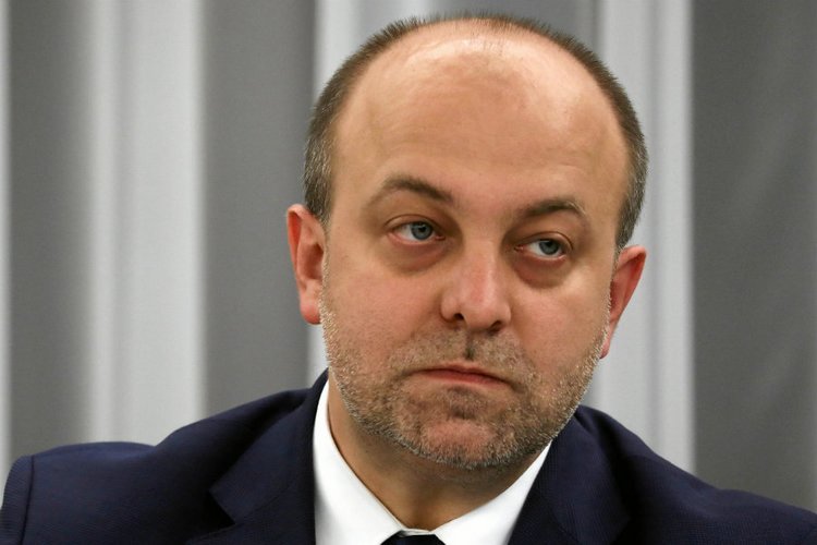 Lukasz Piebiak po zakończeniu urlop wypoczynkowego udał się na urlop zdrowotny. Do pracy były minister ma wrócić dopiero za pół roku.