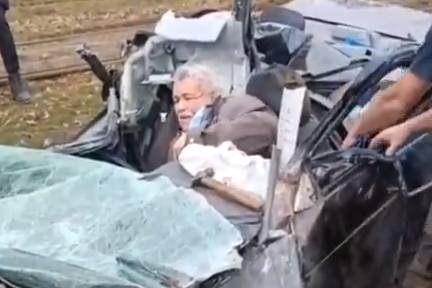 Rosyjski pojazd pancerny przejechał cywilny samochód. Przerażające wideo