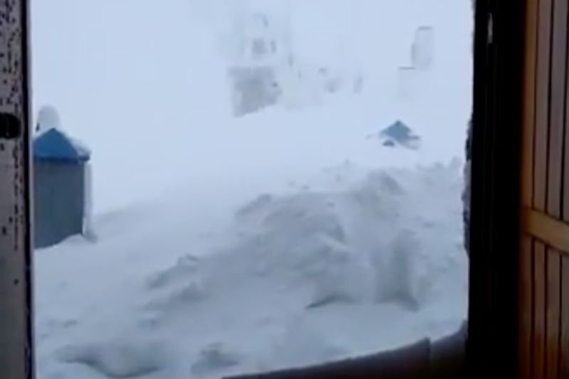 Śnieg zasypał całe obserwatorium.