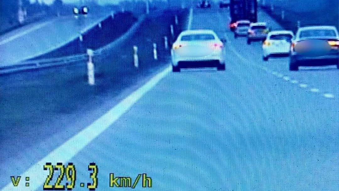 Cisnął 230 km/h na S7, ale mandatu nie zapłaci. Powód jest kuriozalny
