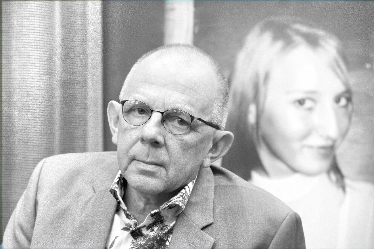 Janusz Szostak nie żyje. Dziennikarz informował o zakażeniu koronawirusem.