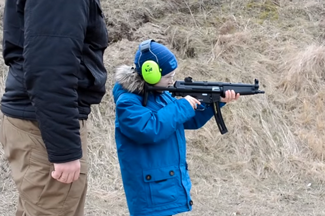 7-latek strzela pod okiem ojca z MP5