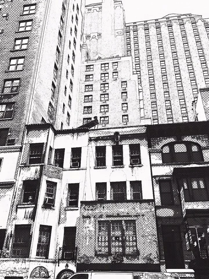 Małe kamieniczki i wieżowce na Manhattanie