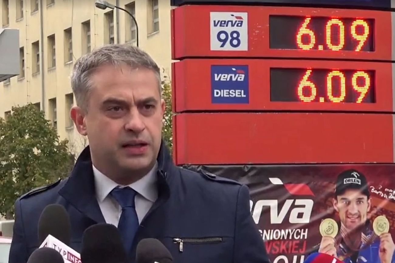 Benzyna i olej napędowy będą jeszcze droższe. Krzysztof Gawkowski dla naTemat: Drożyzna+ uderzy w portfele Polaków.