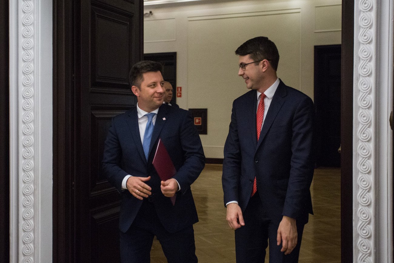 Szef Kancelarii Prezesa Rady Ministrów Michał Dworczyk oraz rzecznik prasowy rządu Piotr Muller