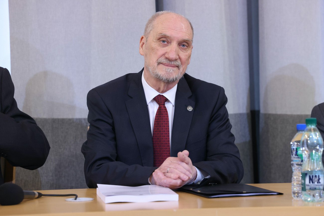Antoni Macierewicz, wiceprezes PiS, podczas prezentacji zamachowych hipotez swojej podkomisji smoleńskiej.