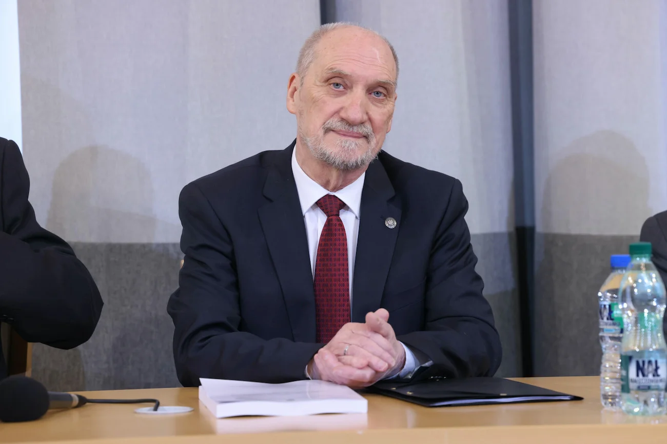 Antoni Macierewicz, wiceprezes PiS, podczas prezentacji zamachowych hipotez swojej podkomisji smoleńskiej. Antoni Macierewicz, wiceprezes PiS, podczas prezentacji zamachowych hipotez swojej podkomisji smoleńskiej.