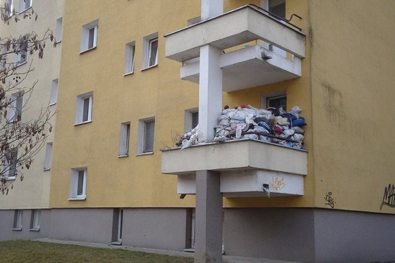 Taki widok można zobaczyć na jednym z balkonów na warszawskim Gocławiu.