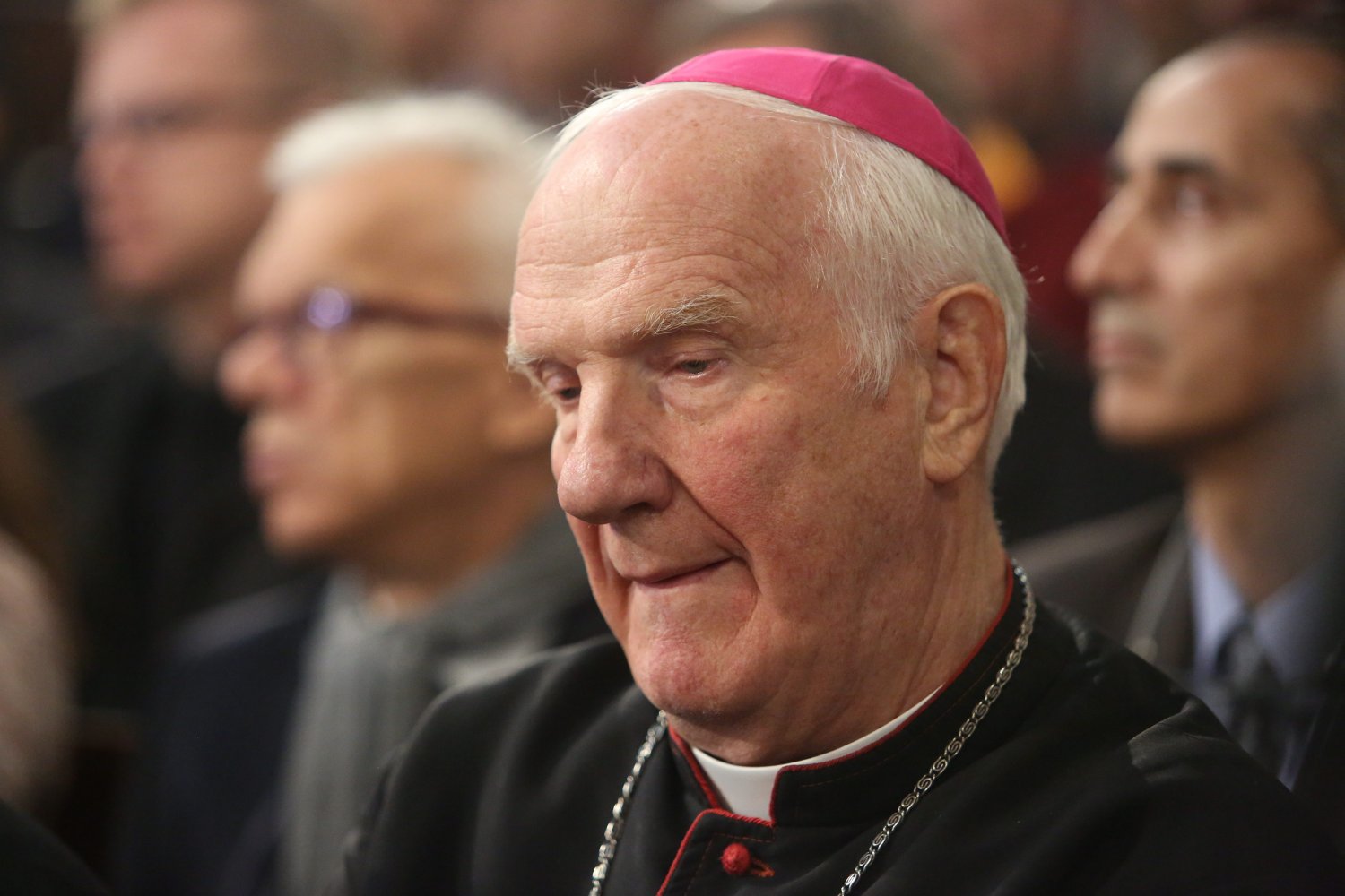 Bp. Ignacy Dec oznajmił, że diabeł zrzucił szaty czerwone i przebrał się w szaty tęczowe.