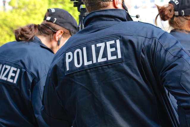 Ewakuacja na bożonarodzeniowym jarmarku w Poczdamie (Niemcy). Policja znalazła paczkę, która może być bombą.