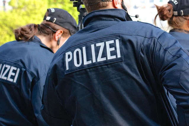 Ewakuacja na bożonarodzeniowym jarmarku w Poczdamie (Niemcy). Policja znalazła paczkę, która może być bombą.