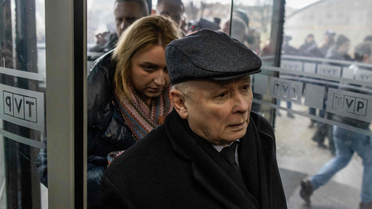 Posłowie PiS dyżurują w siedzibie TVP. Jarosław Kaczyński pojawił się tu m.in. 20 grudnia.
