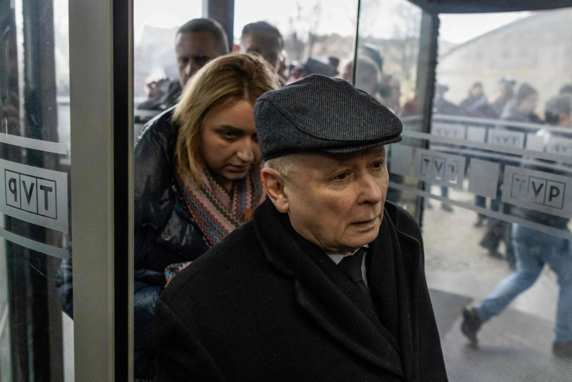 Posłowie PiS dyżurują w siedzibie TVP. Jarosław Kaczyński pojawił się tu m.in. 20 grudnia.