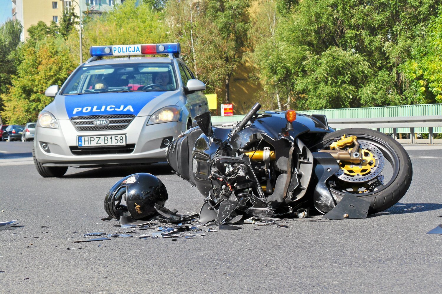 Wypadek na Łopuszańskiej w Warszawie. Ksiądz potrącił samochodem motocyklistów (zdjęcie ilustracyjne).