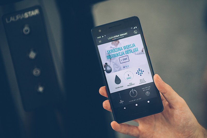 Laurastar Smart U to nowoczesny system do prasowania (inteligentne żelazko, deska z systemem nadmuchu i zasysania, zbiornik na wodę z filtrem antywapiennym, generator pary), który można obsługiwać i monitorować przy pomocy aplikacji mobilnej na smartfonie