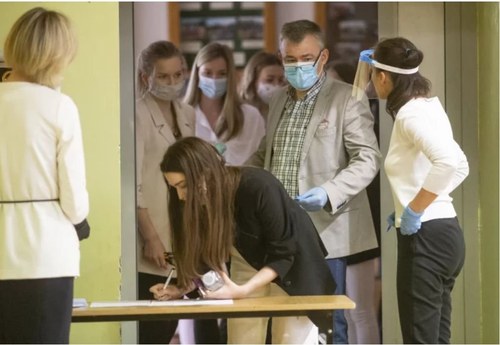 Szkoły były we wtorek alarmowane o możliwości podłożenia ładunków wybuchowych na terenie placówki.