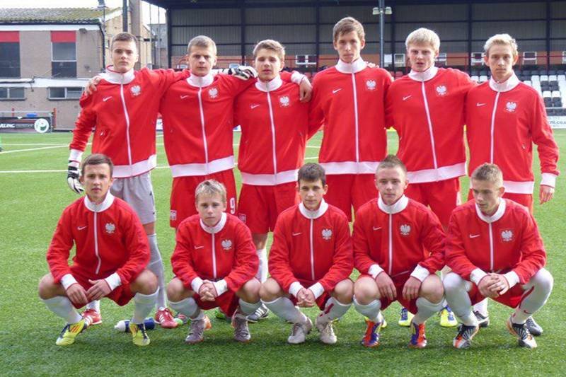 Oto nadzieje polskiej piłki nożnej. Mateusz Kuchta w górnym rzędzie pierwszy od lewej. Grzegorz Tomasiewicz drugi od lewej na pierwszym planie