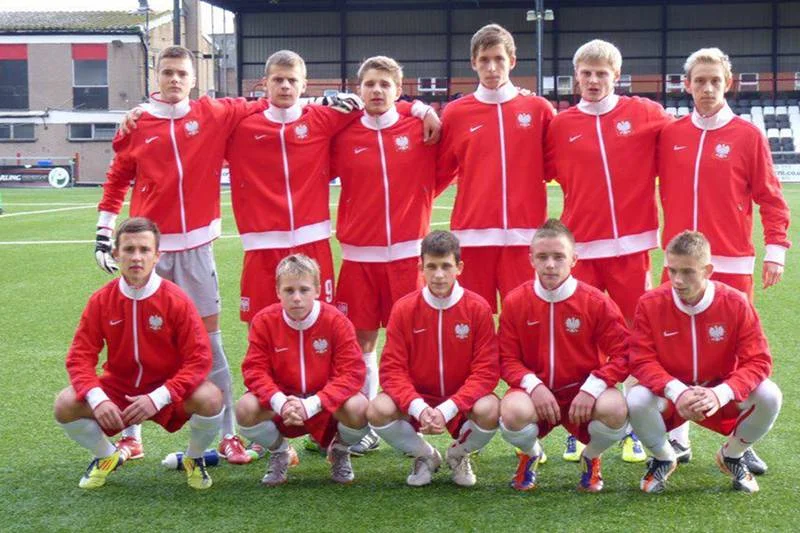 Oto nadzieje polskiej piłki nożnej. Mateusz Kuchta w górnym rzędzie pierwszy od lewej. Grzegorz Tomasiewicz drugi od lewej na pierwszym planie