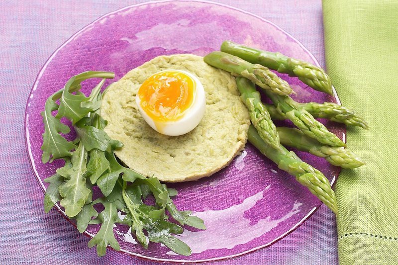 Alternatywa dla mięsnego jeża – jajko na miękko, masa szpinakowa, szparagi (stylizacja: Ewa Marynowska)